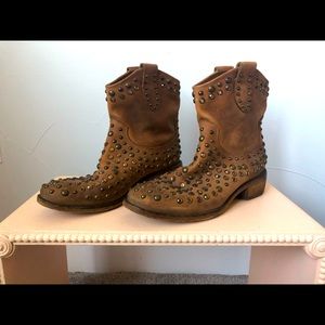 Vero Cuoio Ankle Boots Studded Cowboy